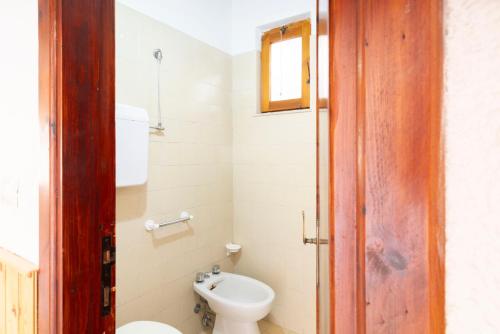 a small bathroom with a toilet and a window at Dimora PietrAnna - Paradiso in Sardegna in Li Valcaggi