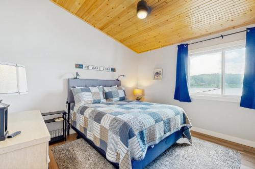 a bedroom with a bed and a window at Lodi Lakehouse in Lodi