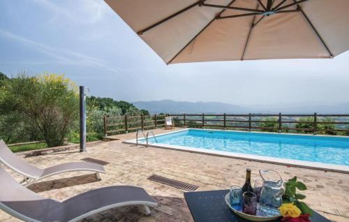 a swimming pool with a table and an umbrella at Casa Gelsomino in Narni