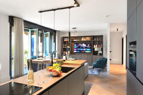 TV/trung tâm giải trí tại Palazzo Apartments - Porto Letizia