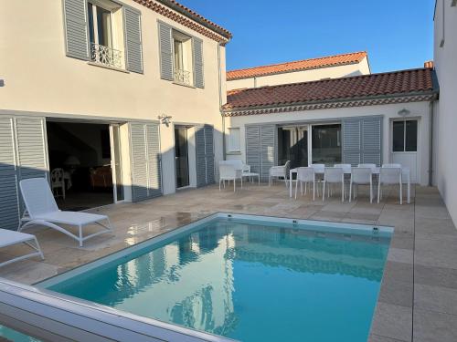 une piscine devant une maison dans l'établissement Le Clos Morgane Villa Mélissa, à Bretignolles-sur-Mer
