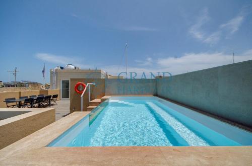 Bazén v ubytování Casa Paradiso in Ghaxaq Private Rooftop Pool nebo v jeho okolí