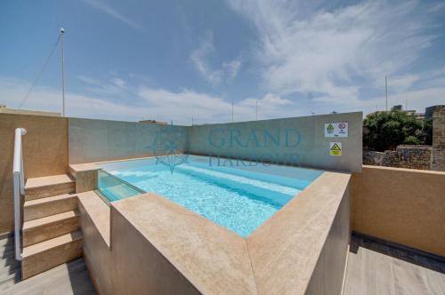 Bazén v ubytování Casa Paradiso in Ghaxaq Private Rooftop Pool nebo v jeho okolí
