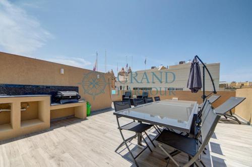 Balkón nebo terasa v ubytování Casa Paradiso in Ghaxaq Private Rooftop Pool
