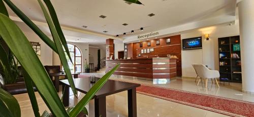Телевизор и/или развлекательный центр в Hotel Liani - All Inclusive