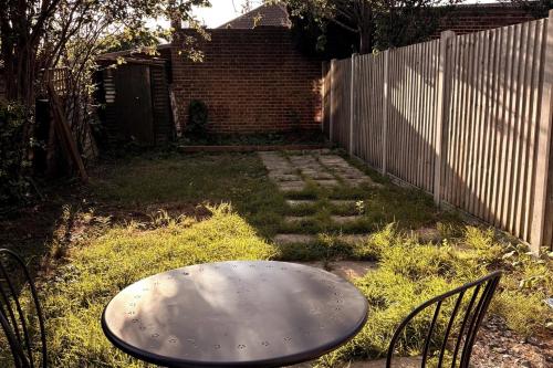 Taman di luar Cosy 2-Bedroom Home with Large Private Garden