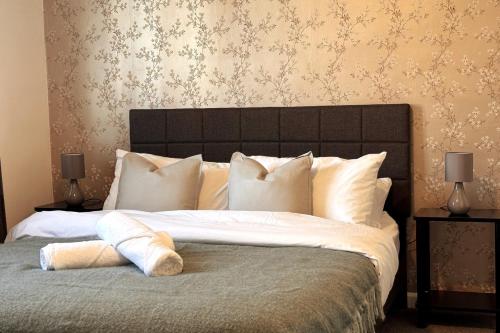 Katil atau katil-katil dalam bilik di Cosy 2-Bedroom Home with Large Private Garden