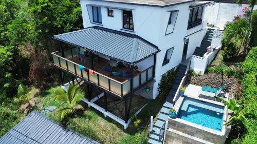 Bazén v ubytování Villa T4 avec piscine, 6 à 8 personnes nebo v jeho okolí