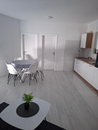 Monami Apartman Charlie