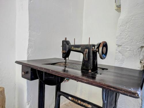 a sewing machine sitting on top of a table at Antica Dimora Via Roma in Maglie