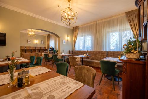 a restaurant with tables and chairs in a room at Pensiunea Casa Cranta in Braşov