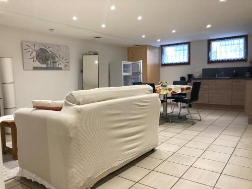 a living room with a white couch in a kitchen at Charmant appartement in Vielsalm