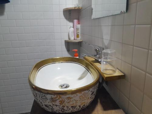 a bathroom with a bowl sink in the corner at Bình Bản Liền Homestay - Vang A Binh in Bắc Hà