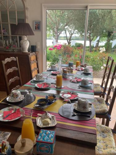 een eettafel met eten en sinaasappelsap erop bij Goh Lenn d'Er Ria in Locoal