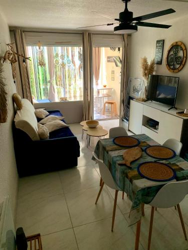 un salon avec une table et un canapé dans l'établissement Studio CAP D'AGDE MÉDITERRANÉE, au Cap d'Agde