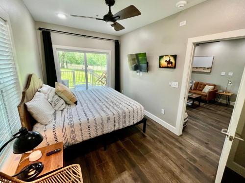 En eller flere senge i et værelse på Dream Gruene Getaway - On River! - 9 Min Walk to Gruene Hall! - Close to Schlitterbahn