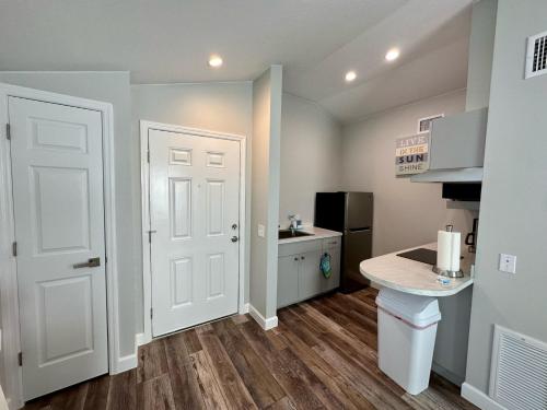 Una cocina con una puerta blanca y una encimera. en Cottage 23, The Lighthouse - Dora Canal Court - a downtown, waterfront community, en Tavares