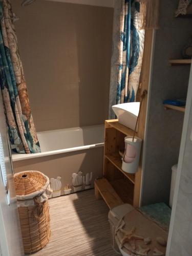 une salle de bain avec une baignoire, un lavabo et des toilettes dans l'établissement Studio CAP D'AGDE MÉDITERRANÉE, au Cap d'Agde