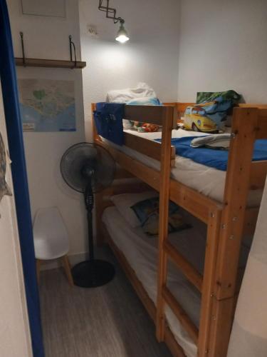 Ce dortoir comprend 2 lits superposés et un ventilateur. dans l'établissement Studio CAP D'AGDE MÉDITERRANÉE, au Cap d'Agde