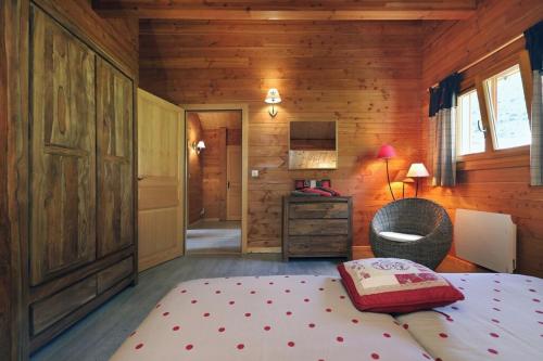 Ένα ή περισσότερα κρεβάτια σε δωμάτιο στο Chalet le Boulonnais, 10p avec sauna et balnéo