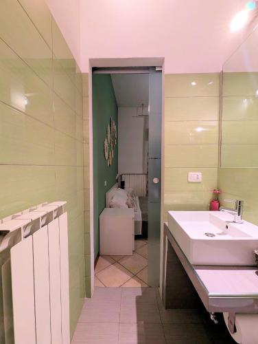 Un baño con un lavabo blanco y una bañera. en As Easy, en Asís