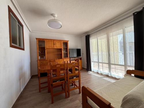 a kitchen and dining room with a table and chairs at Casablanca in Miramar