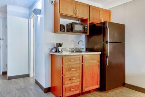 Kuchyň nebo kuchyňský kout v ubytování Home Place Suites