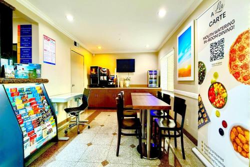 Kuchyň nebo kuchyňský kout v ubytování Days Inn by Wyndham Los Angeles LAX/ Redondo&ManhattanBeach