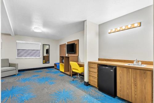 Una televisión o centro de entretenimiento en Days Inn by Wyndham Mitchell SD