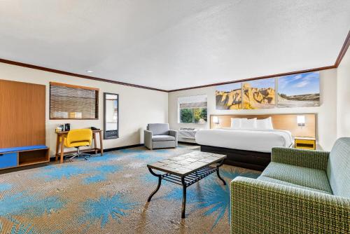 Un lugar para sentarse en Days Inn by Wyndham Mitchell SD