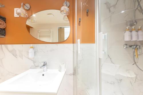 Ein Badezimmer in der Unterkunft Les toits d'Angoulême