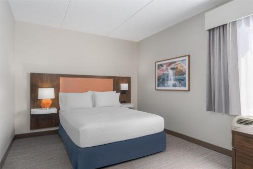 Postel nebo postele na pokoji v ubytování Hampton Inn Altoona