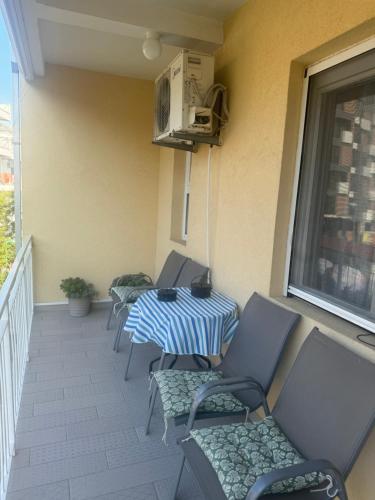 a patio with a table and chairs on a balcony at Apartment Klikovac in Kravlja