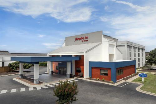 a rendering of the front of a hotel at Hampton Inn Fayetteville Fort Bragg in Fayetteville