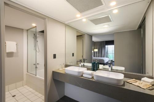 Un baño de DoubleTree by Hilton Alice Springs