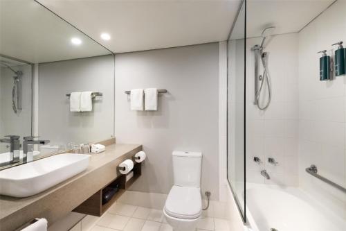 Un baño de DoubleTree by Hilton Alice Springs