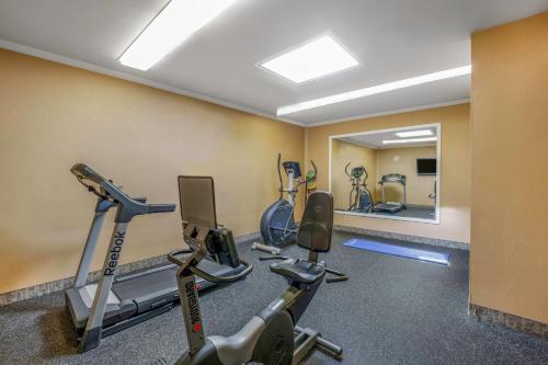 Fitness centrum a/nebo fitness zařízení v ubytování Days Inn by Wyndham Terrace