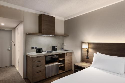 Una cocina o cocineta en DoubleTree by Hilton Alice Springs