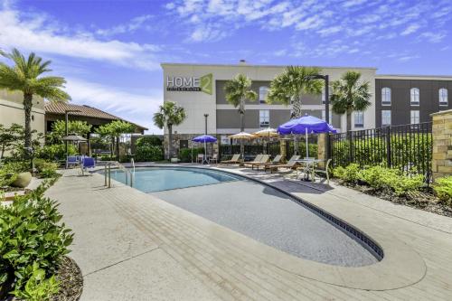 a swimming pool in front of a hotel at Home2 Suites By Hilton St. Simons Island in Saint Simons Island