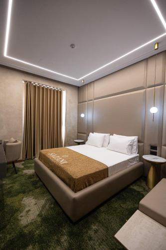 Postel nebo postele na pokoji v ubytování Sazani Hotel