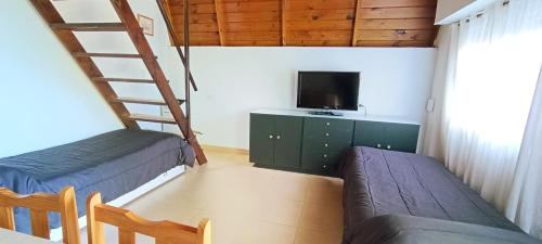 Camera con letto a castello e scala. di Complejo Cabañas Las Violetas en Villa Serrana La Gruta a San Andres de las Sierras