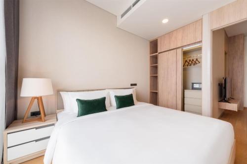 Кровать или кровати в номере Wyndham Garden Bangkok Sukhumvit 42