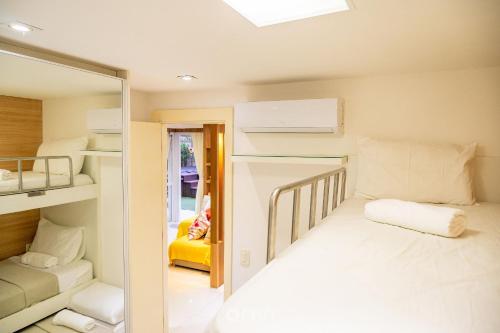 a small room with a bunk bed and a mirror at Apto. com Jacuzzi em Cotovelo In Mare by QAVI in Granja Beira Mar