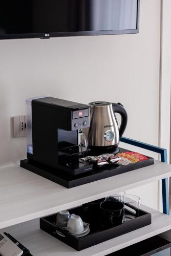 Kemudahan buat kopi dan teh di Suites Dimora Garibaldi