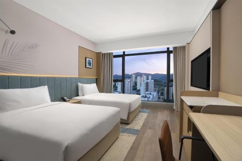 Ένα ή περισσότερα κρεβάτια σε δωμάτιο στο Hilton Garden Inn Chengde High-Tech Zone
