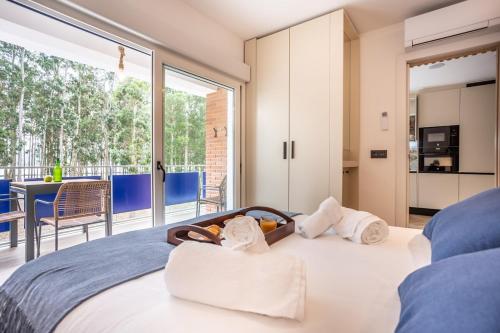 une chambre avec un lit avec des serviettes dessus dans l'établissement Modern Apartment with Stunning Terrace & Sea Views, à Liñero