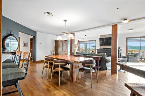 a kitchen and dining room with a table and chairs at Tremblant Prestige - Altitude 170-2 in Mont-Tremblant