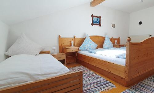a bedroom with two twin beds in a room at Hechlhof in Seeon-Seebruck