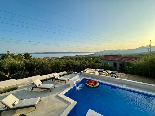 Bay view apartment with pool & sea view