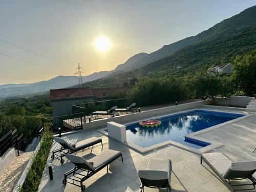 Bay view apartment with pool & sea view